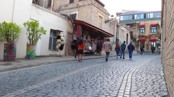 Icherisheher, Bakoe - Azerbeidzjan. Mensen die door de straten van de oude stad lopen. Toeristische plaatsen van Azerbeidzjan — Stockvideo