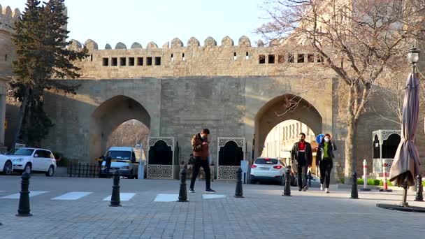 Історичне місто Баку, Азербайджан. Життя в старому місті Баку. — стокове відео