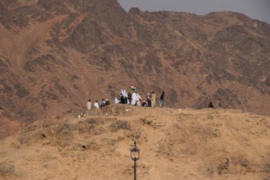 Medine, Suudi Arabistan - Eylül 2018: Müslüman hacılar Uhud Dağı 'nda Uhud Şehitleri' ni ziyaret ediyorlar. Okçular Tepesi