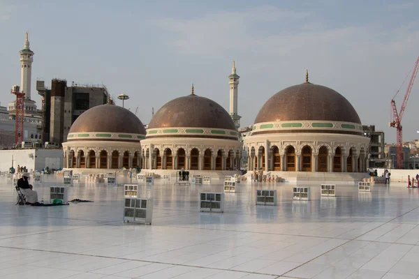 Три купола на крыше Большой мечети Мекки. Мечеть Аль Харам. где находится Святая Кааба. — стоковое фото