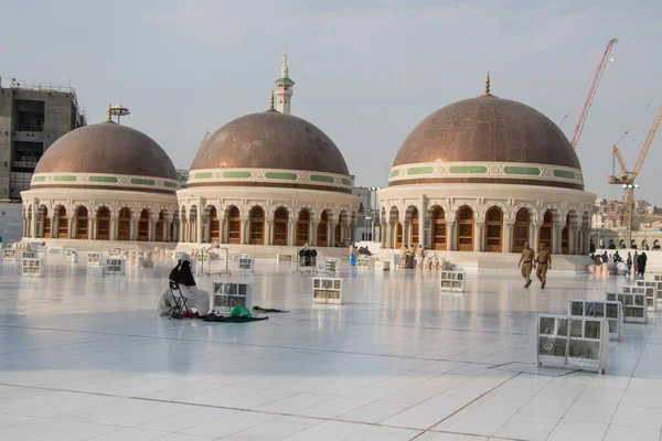 Drei Kuppeln auf dem Dach der Großen Moschee von Mekka. Masjid Al Haram. wo sich die heilige Kaaba befindet. — Stockfoto