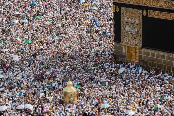 Santa Kaaba y Magam Ibrahim en La Meca. Peregrinos musulmanes durante el tawaf. La Meca - Arabia Saudita: agosto 2018 — Foto de Stock