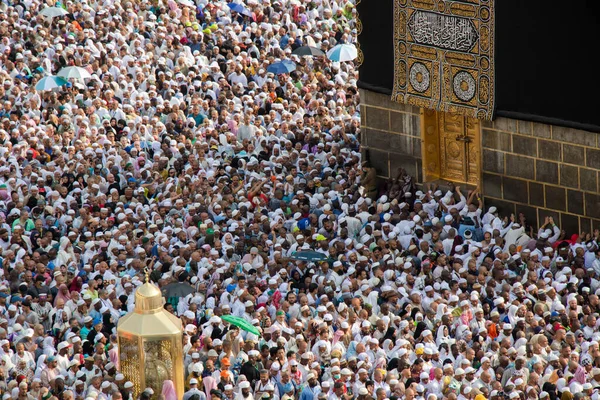Heliga Kaaba och Magam Ibrahim i Mecka. Muslimska pilgrimer under tawaf. Mecka - Saudiarabien: augusti 2018 — Stockfoto