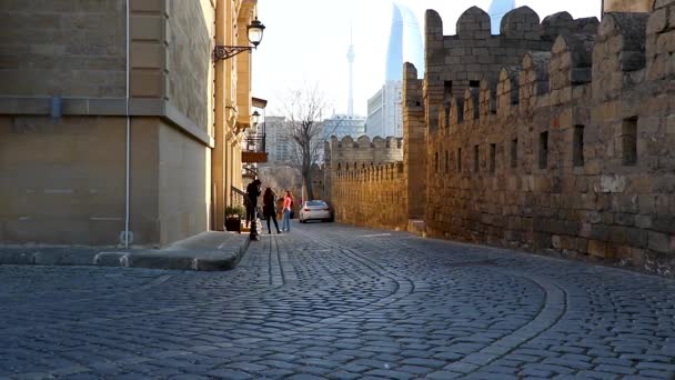 Ciudad amurallada del antiguo Bakú - Azerbaiyán. Abril de 2021. Calle adoquinada del casco antiguo - Icherisheher. — Vídeo de stock
