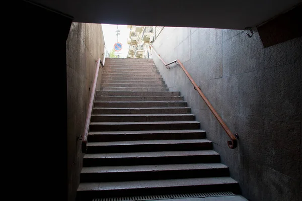 地下歩行者交差点。トンネルから出る階段からの眺め。外へ出て — ストック写真
