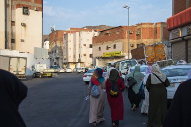 Mekke sokaklarında yürüyen Müslüman kadınlar. Başörtüsü. Mekke 'nin Kenar Mahallesi - Suudi Arabistan: Ağustos 2018