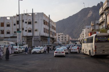 Mekke 'nin kenar mahalleleri, etrafındaki tepeleri görüyor. Mekke 'deki yoksulluk ve sosyal sorunlar. Suudi Arabistan - Mekke Ağustos 2018