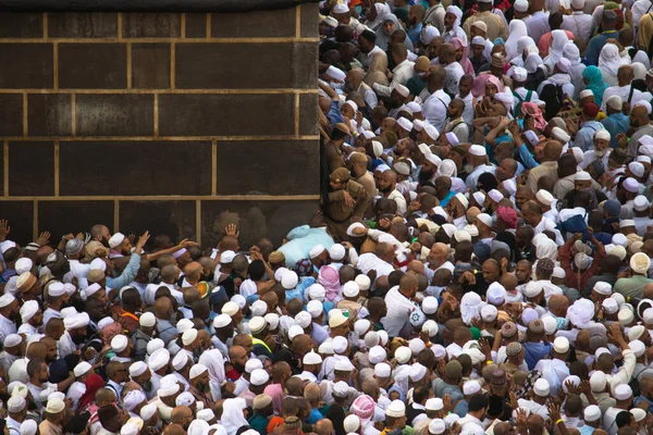 Multitud de personas tratando de tocar la Santa Kaaba en Masjid Al Haram. Parte de Tawaf. — Foto de Stock