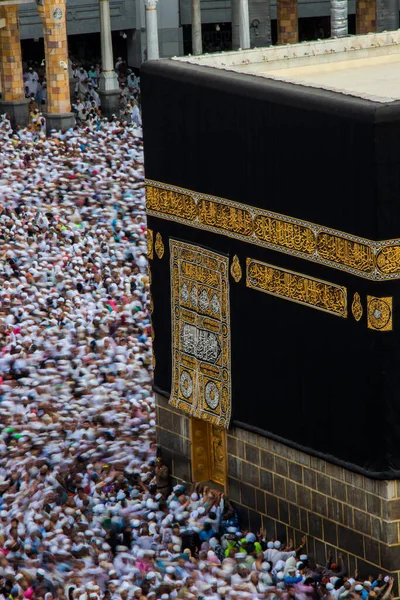 많은 사람들 이 마수드 알하람 (Masjid Al Haram) 에 있는 거룩 한 카바 (Kaaba) 를 만지려 합니다. 타 와프의 일부. — 스톡 사진