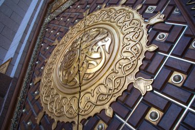 Suudi Arabistan 'ın Medine kentindeki Nabawi caminin kapısında Hz. Muhammed' in adının yazılı olduğu Arapça hat.