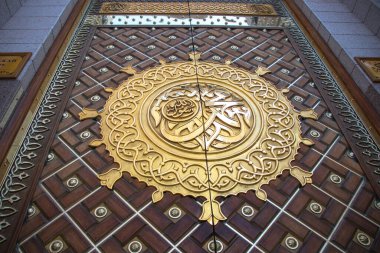 Mescid Nabawi 'nin kapısı. Arapça Kaligrafi: Muhammad Rasullah
