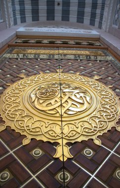 Mescid Nabawi 'nin kapısı. Arapça Kaligrafi: Muhammad Rasullah