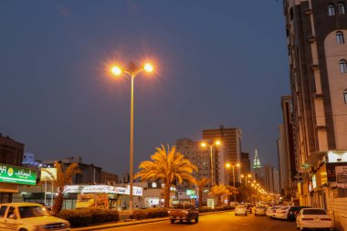 Gece vakti Mekke 'nin Nuzha caddesinden görüntü. Mekke Suudi Arabistan: 17 Ağustos 2018