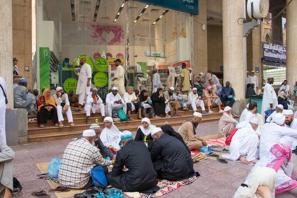 Мекка - Саудовская Аравия: 24 августа 2018 года. Мусульманские паломники на улицах Мекки. Люди едят уличную еду на тротуаре — стоковое фото