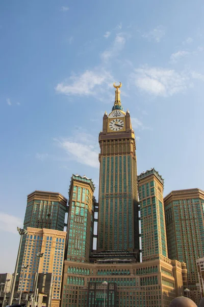 Uhrturm von Mekka. Abraj Al-Bait in Mekka - Saudi-Arabien: 24. August 2018 — Stockfoto