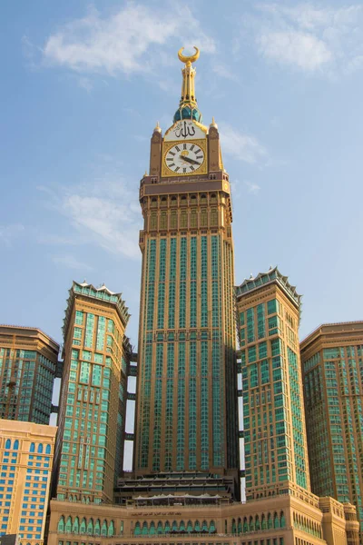 Uhrturm von Mekka. Abraj Al-Bait in Mekka - Saudi-Arabien: 24. August 2018 — Stockfoto