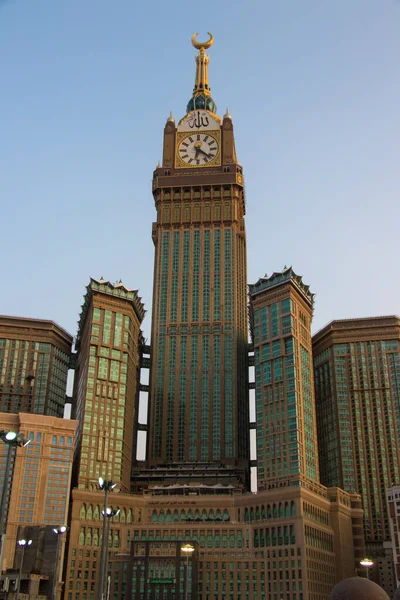 Uhrturm von Mekka. Abraj Al-Bait in Mekka - Saudi-Arabien: 24. August 2018 — Stockfoto