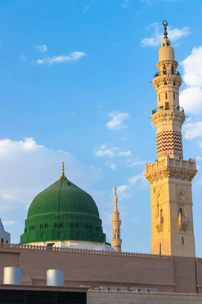 Medine, Mescid Nabawi veya Peygamber Camii. Meşhur Yeşil Kubbe. Madinah al-Munawwarah