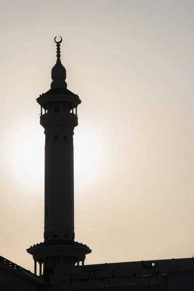 Силуэт минарета Большой мечети - мечети аль-Харам в Мекке. Исламское происхождение — стоковое фото
