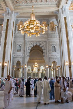Mekke 'deki Mescid-i Haram' daki Müslüman hacılar. Mescid Haram 'ın iç manzarası. Mekke - Suudi Arabistan: Ağustos 2018