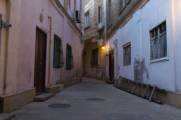 Houses and narrow streets of the old city of Baku. Evening time in the old town of Icherisheher —  Fotos de Stock