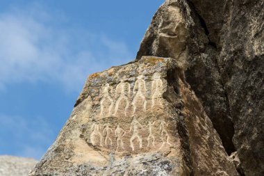 Gobustan Ulusal Parkı 'ndaki antik kaya oymacılığı. Bakü, Azerbaycan yakınlarındaki Gobustan 'da Petroglyphs Sergisi.