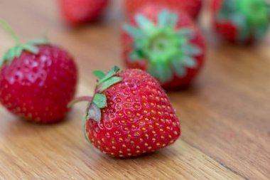 Yapraklı taze sulu çilekler. Çilek.