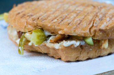 Fast food. Shawarma sandviçi, kızarmış tavuk eti ve sebzeli ekmek.