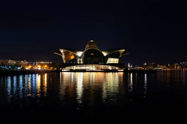 Vue de nuit de la ville de Bakou. Caspian Waterfront Mall — Photo