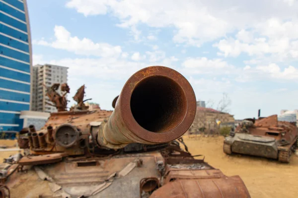 卡拉巴赫战争期间摧毁了亚美尼亚坦克。军事热带雨林公园。阿塞拜疆巴库. — 图库照片