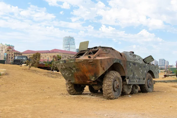 被摧毁的亚美尼亚两栖装甲巡逻车BRDM-2 。巴库的军事热带雨林公园 — 图库照片