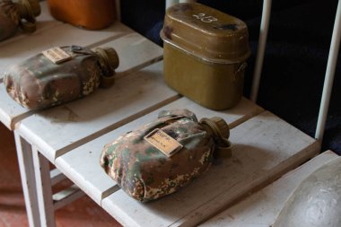 Bakü 'deki Askeri Ödüller Parkı - Azerbaycan: 30 Temmuz 2021. Sergilenen Ermeni askeri teçhizatı ele geçirildi. Asker mataraları.