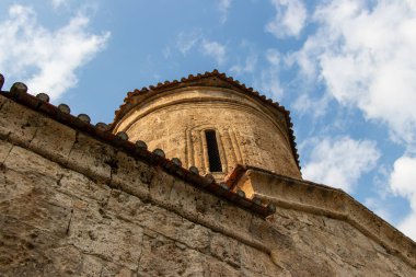 Azerbaycan 'daki antik binalar. Sheki kentinin Kish köyündeki eski Arnavut kilisesi