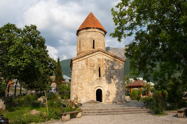 Kafkasya 'daki ilk ve en eski Hristiyan tapınakları. Aziz Elisey Kilisesi Kish, Sheki - Azerbaycan. — Stok fotoğraf