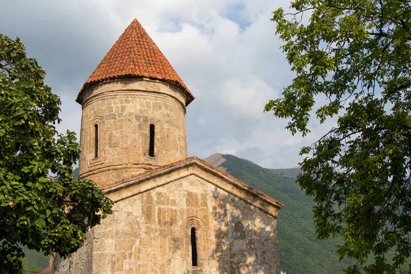 Kafkasya 'daki antik dini binalar. Sheki Kish köyündeki eski Hıristiyan tapınağı Azerbaycan — Stok fotoğraf