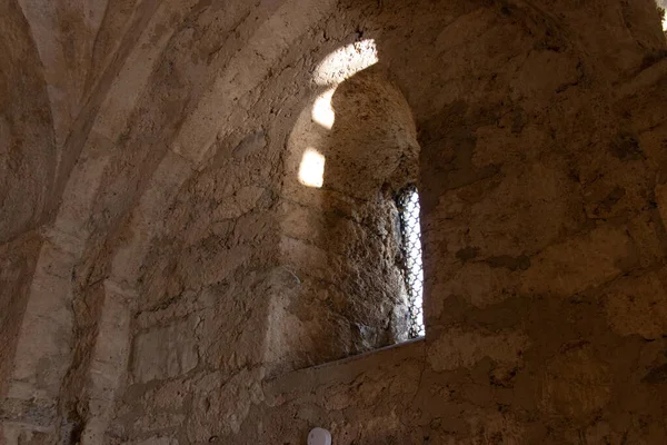 Interieur van oude Albanese kerk gelegen in Kish Village. Oude christelijke tempel in de Kaukasus — Stockfoto