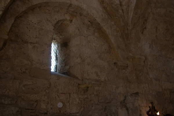 Interiören i gamla albanska kyrkan ligger i Kish Village. Forntida kristet tempel i Kaukasus — Stockfoto