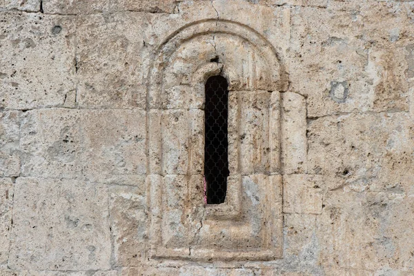 Venster in de muur van een oude Albanese tempel in het dorp Kish, de stad Sheki — Stockfoto