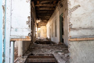 Savaş suçlarını durdurun. İkinci Karabağ savaşı sırasında Ganja şehrindeki sivil evlere füze saldırısı.