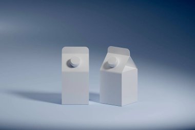 Süt, meyve suyu ve diğer içecekler için karton paket. Satış paketi modeli. Mavi arkaplanda 3d çizim izole edildi.