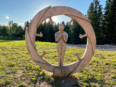 Ahşap heykel Perma heykeltraşı Aleksey Vasyukov 'un Yeni Samsara Çarkı.