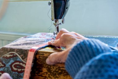 Arap Müslüman kadın, bant ile dikiş dikiyor ve boyunu ölçüyor.