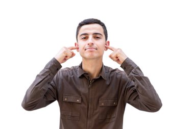 Adam yüksek sesten kulaklarını kapatıyor.