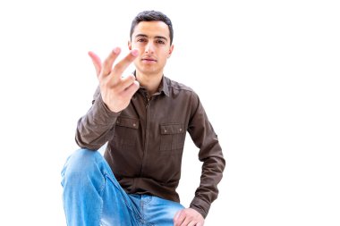 Arap adam patron gibi davranıyor.