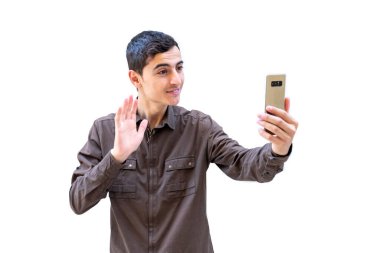 Arap bir adam akıllı telefonuyla video görüşmesi yapıyor.