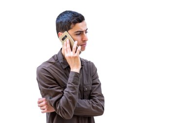 Akıllı telefonunu tutan Arap adam.