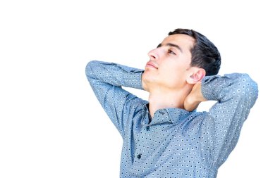 Genç adam esniyor ve uykulu hissediyor.