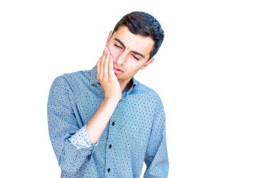 Dişlerinde ağrı hisseden genç bir Arap.