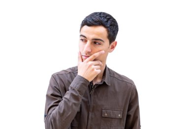 Arap Müslüman adam düşünüyor.