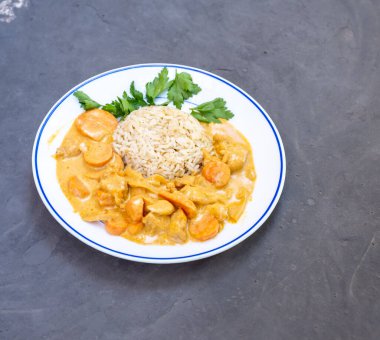 Körili tavuk servis edilmeye hazır.